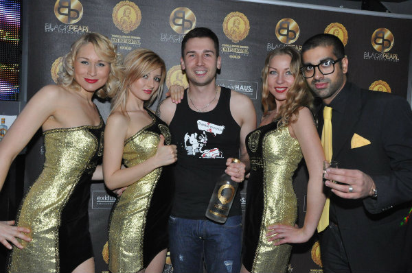 2013年(nián)3月(yuè)30日(rì)瑞士伯爾尼舉行(xíng)的(de)酒會(huì)