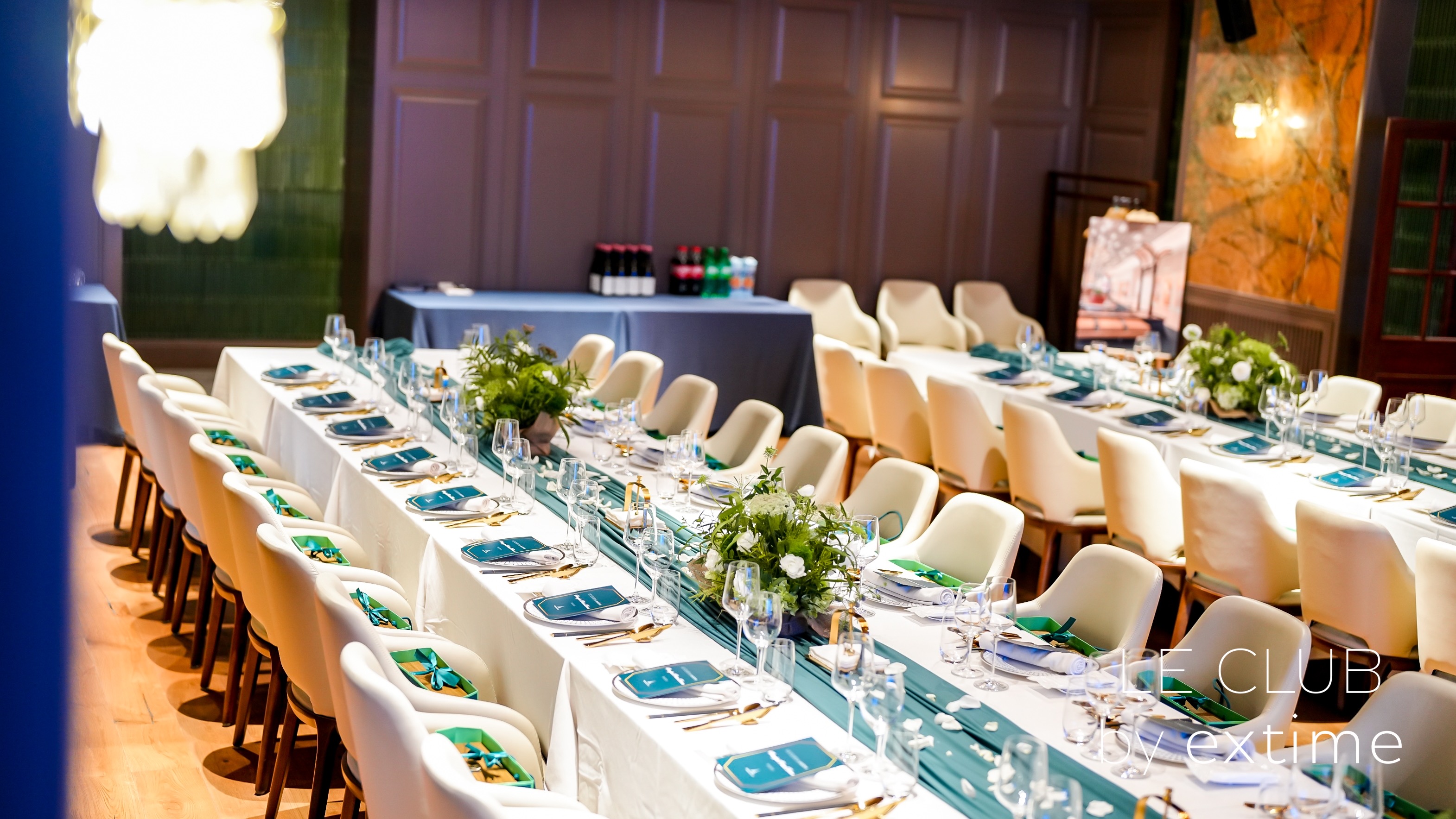 2023年(nián)12月(yuè)法國(guó)機(jī)場(chǎng)客戶答(dá)謝(xiè)會(huì) 選用(yòng)愛(ài)醇的(de)紅(hóng)酒